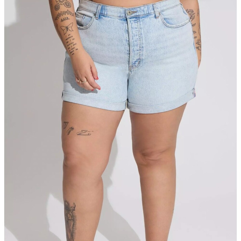 Torrid 5 Inch Mom Jean Premium Classic Denim Mid-Rise Short Size 24 Light Wash